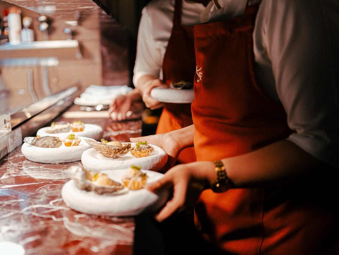 Brontë service team presenting oysters on ice
